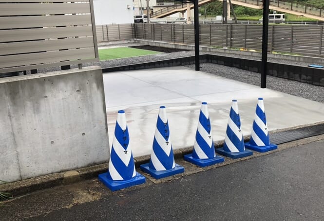 駐車場土間コンクリートの養生となります。