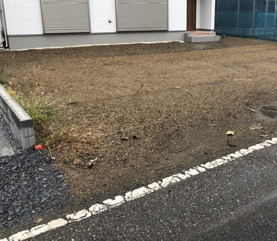 本日は工事着工前のご近隣へのご挨拶に廻らせて頂きました。お待たせ致しました外構工事着工となります。