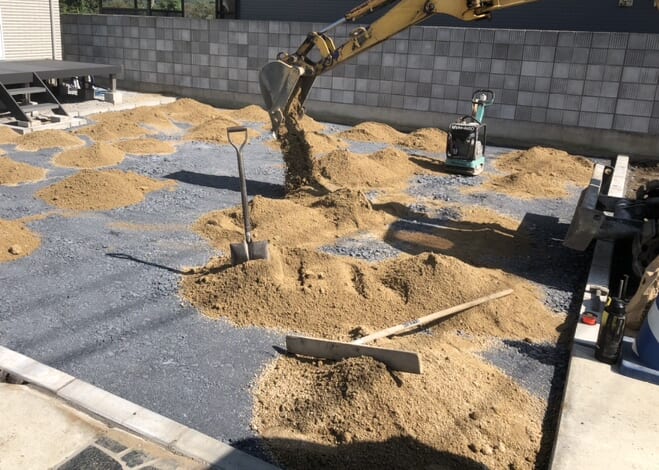 お庭への山砂搬入作業となります。