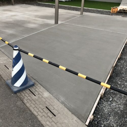駐車場の土間コンクリートの養生となります。