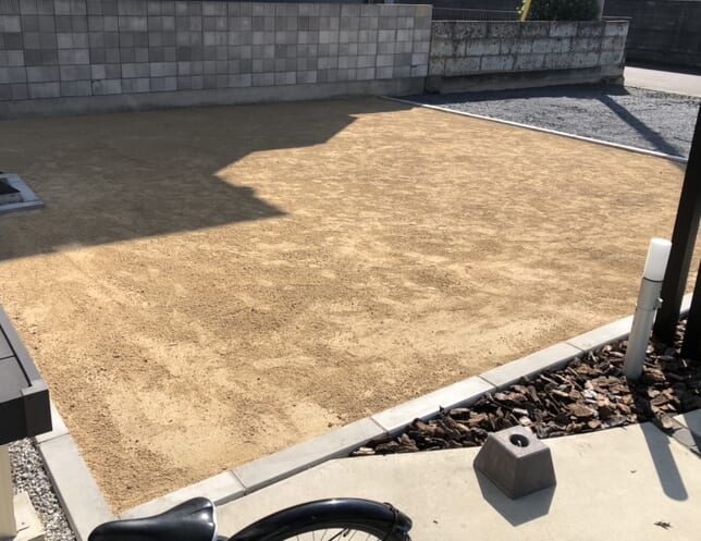 お庭への砕石及び山砂入れ作業完了となります。ありがとうございました。