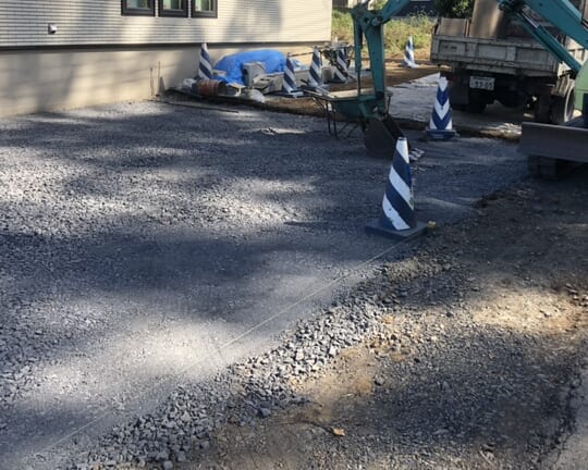 掘削及び砕石入れ作業となります。