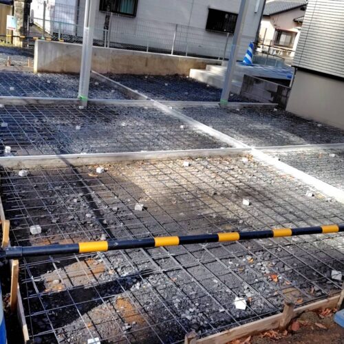 ワイヤーメッシュ敷き作業です。 ワイヤーメッシュ敷き作業です。