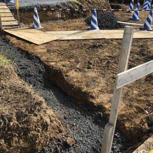 駐車場の土止めブロック部分の掘削及び砕石入れ作業となります。