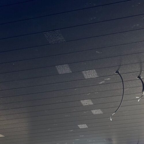 カーポートSCの屋根張り作業後、季節的な朝晩の冷え込みにより屋根に結露が出て参ります。これからの冷え込みが強くなる中カーポートの器具付け作業へと進んで参ります。