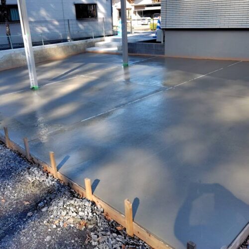 駐車場土間コンクリート打設です。 駐車場土間コンクリート打設です。