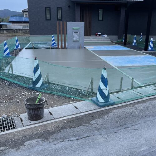 土間コンクリート養生です。 土間コンクリート養生です。