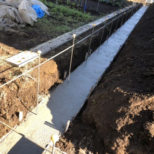 土止めブロック部分のベースコンクリートの打設後の養生となります。