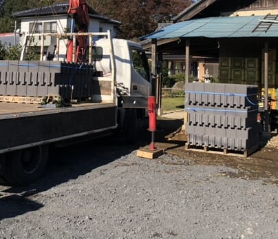 ブロック材料の搬入となります。本日よりブロック積み作業開始です。