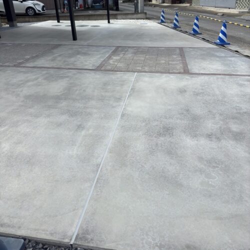 駐車場のコンクリートの脱枠作業と6号砕石を入れて作業完了となります。来週には駐車場のコンクリート養生完了です。