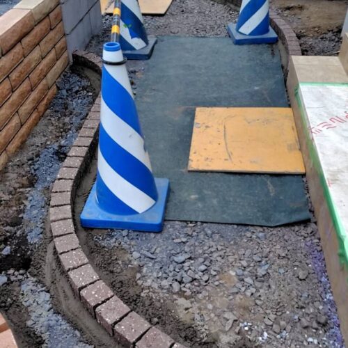 アプローチ見切りのピンコロ積みです。