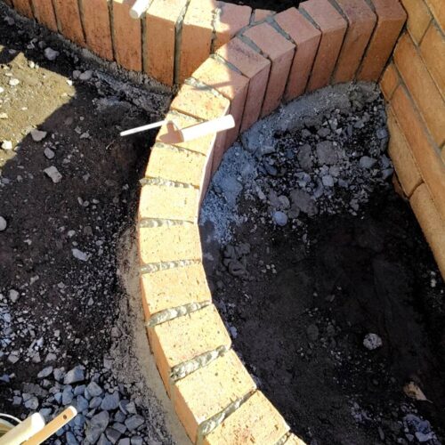 花壇レンガの目地入れ作業です。 花壇レンガの目地入れ作業です。