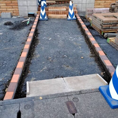 アプローチのインターロッキング見切りです。