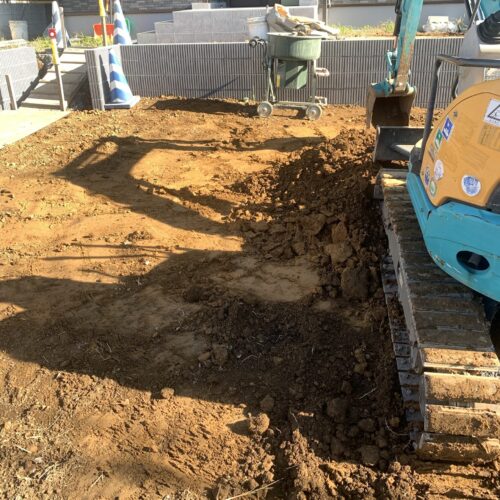 駐車場部分の掘削と残土搬出です。 駐車場部分の掘削と残土搬出です。