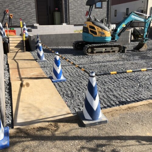 駐車場部分の掘削及び砕石入れ作業となります。