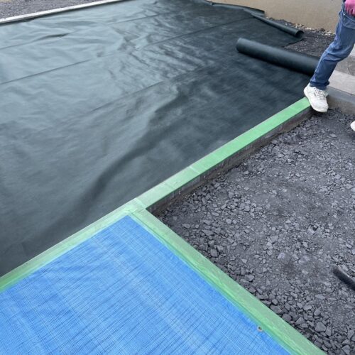 6号砕石下の防草シート敷きです。 6号砕石下の防草シート敷きです。