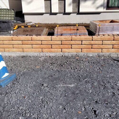 4段目のブロック積み作業です。あと3段積んでいきます。