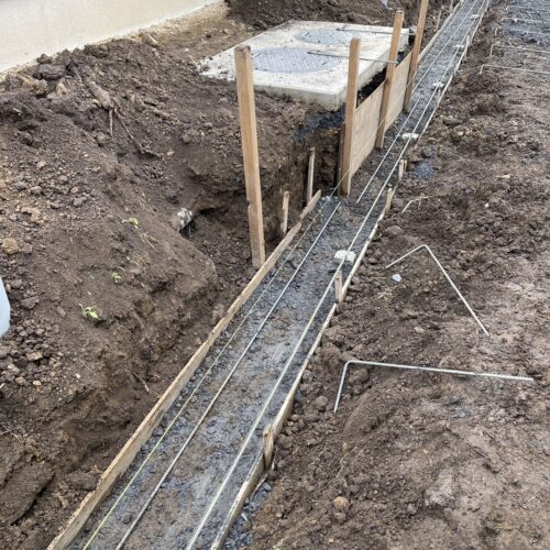 下地砕石を入れてブロック積みの配筋です。