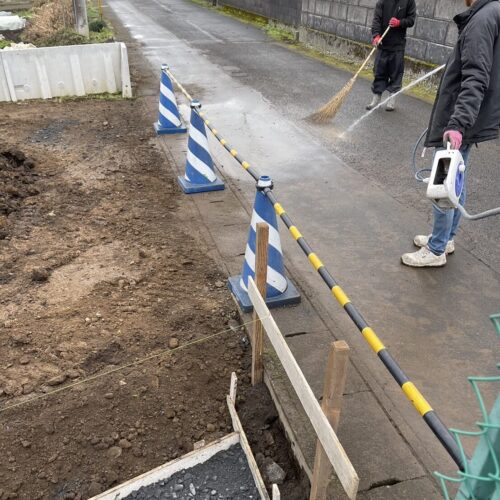 作業完了後の道路清掃です。 作業完了後の道路清掃です。