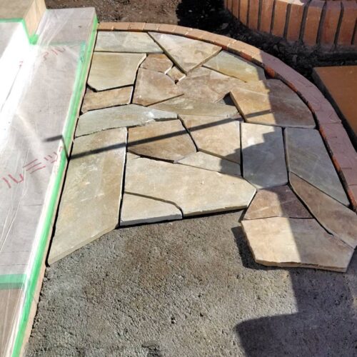 アプローチの乱貼り施工中となります。