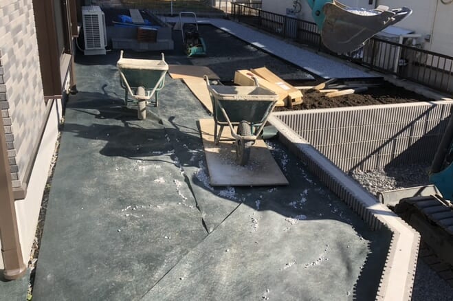 防草シート及び6号砕石の敷き込み作業となります。