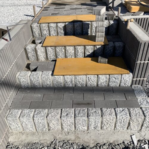 階段のインターロッキング施工です。