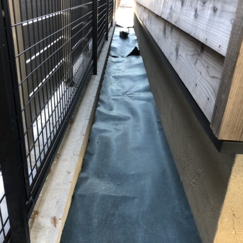 建物廻りへの防草シート敷き作業となります。