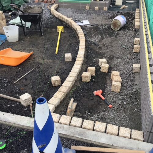 アプローチの縁回りのグラニートの敷設となります。