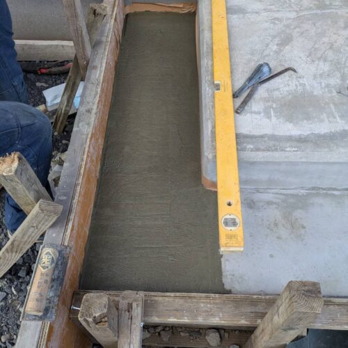 階段部分のコンクリート仕上げとなります。少し時間を置いて面取り作業へと進めて参ります。