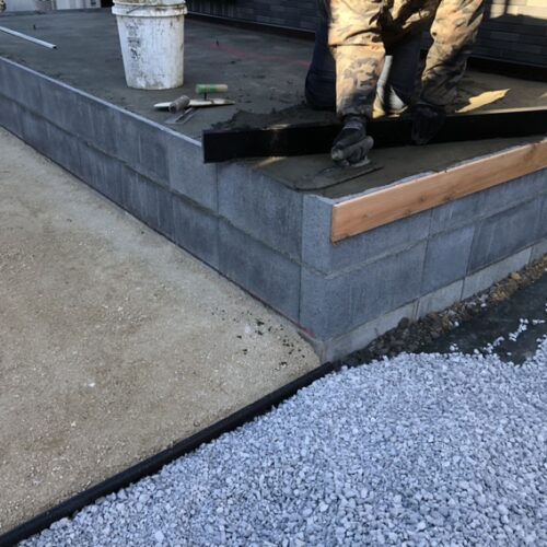 お庭側のテラスタイルの下地取り作業となります。