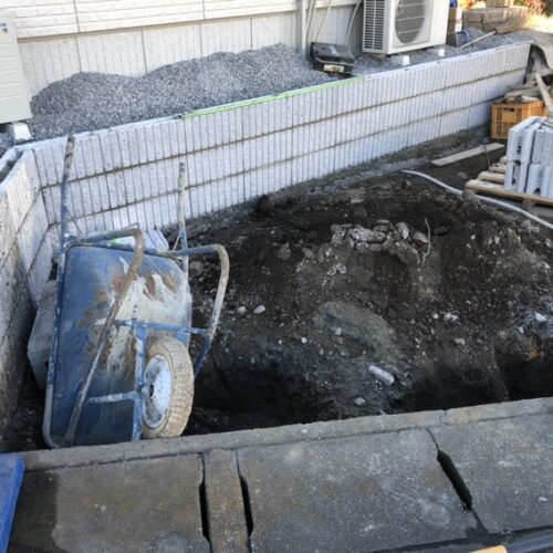 土止め部分のブロック積み作業となります。