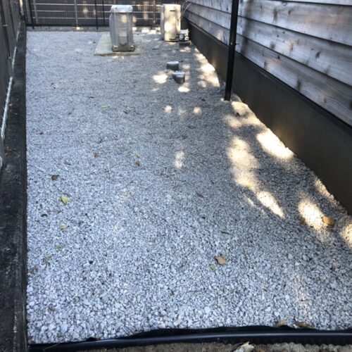 建物廻りへの6号砕石の敷き込み作業となります。