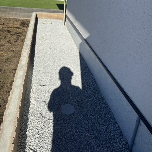 6号砕石の敷き均しです。 6号砕石の敷き均しです。