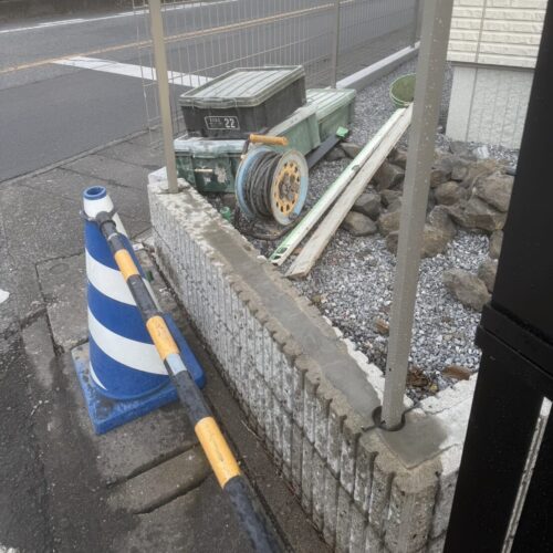 既存ブロックのコア抜き、フェンス柱新設となります。