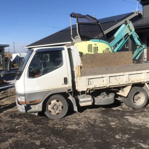 本日より工事着工となります。重機を回送して境界側のブロック積み作業開始です。