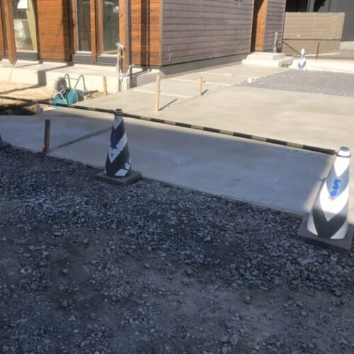 駐車場の土間コンクリートの打設後の養生となります。