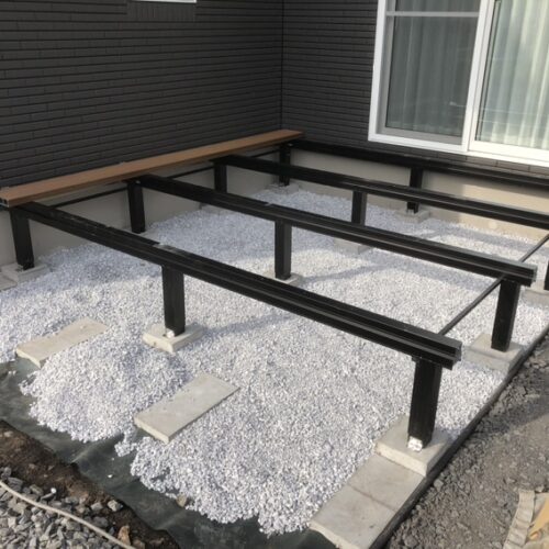 ウッドデッキ組みの作業となります。