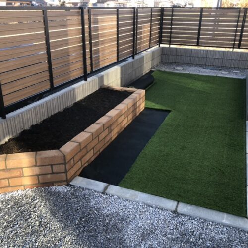 お庭への人工芝張り作業となります。