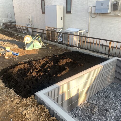 畑部分の黒土入れです。