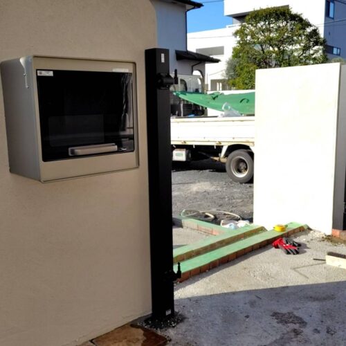 門扉の支柱建てです。支柱の基礎が固まりましたら扉を設置します。