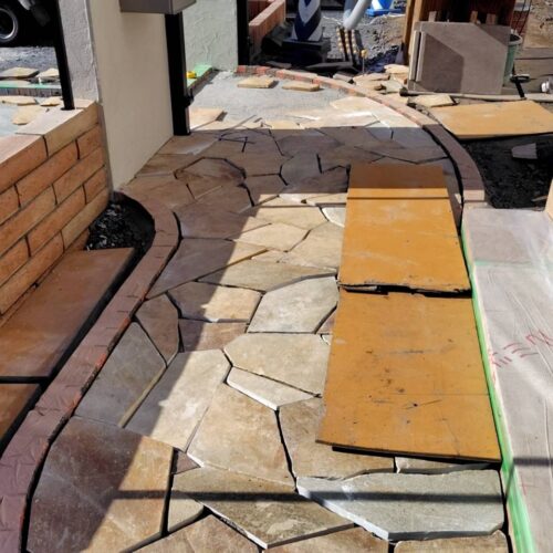 アプローチの天然石貼りです。仮並べしモルタルで貼り付けます。