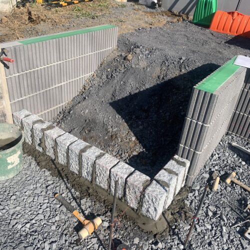 階段の立ち上がり部分の施工です。天然石を使用しています。