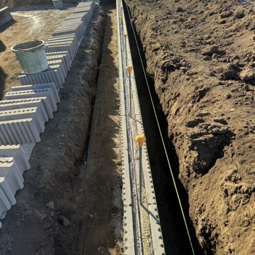 先日打設したベースコンクリートにブロック積み作業です。