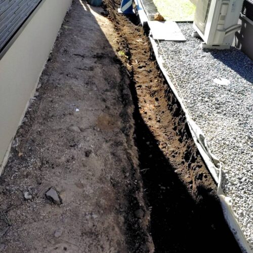 西側ブロック積みベースの部分掘削です。建物の間になるので手掘りで進めていきます。