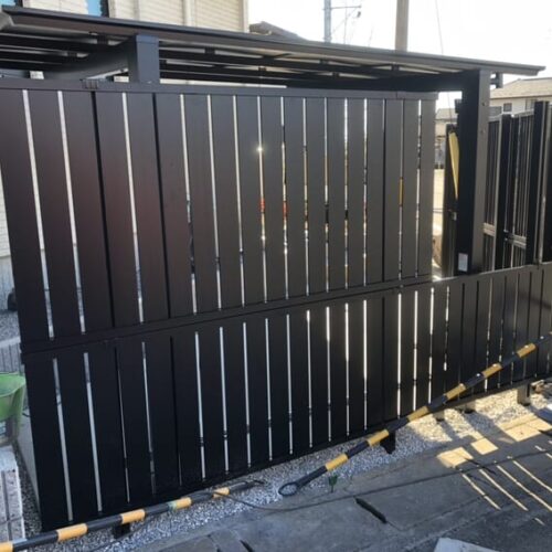 目隠しフェンスの取り付け作業となります。