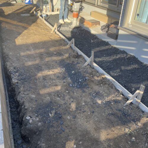 デッキ下地コンクリートの砕石転圧状況です。