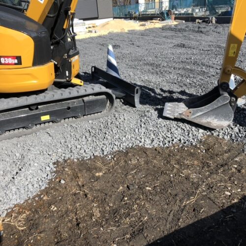 駐車場部分の砕石入れ作業となります。