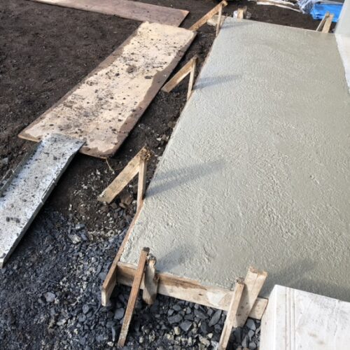 ウッドデッキ下部分のコンクリートの打設作業となります。