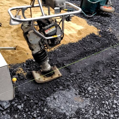 地先ブロック下地砕石の転圧です。