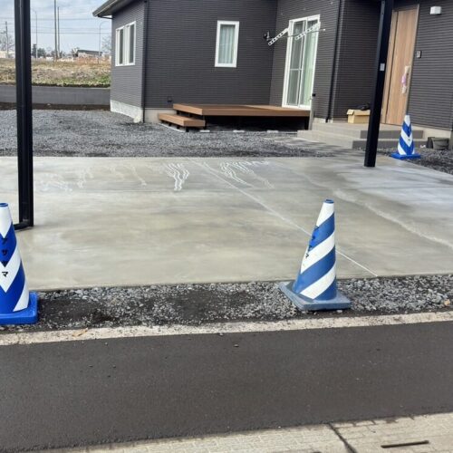 駐車場コンクリートの脱枠作業となります。